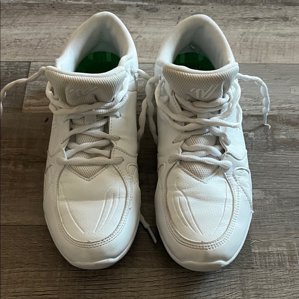 Varsity Huddle Size 9 White Cheer Shoes